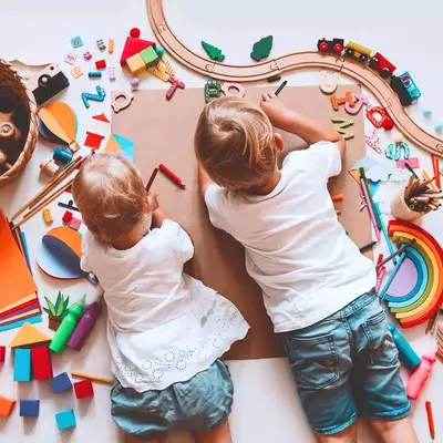 Enfant vu de haut entrain de jouer 